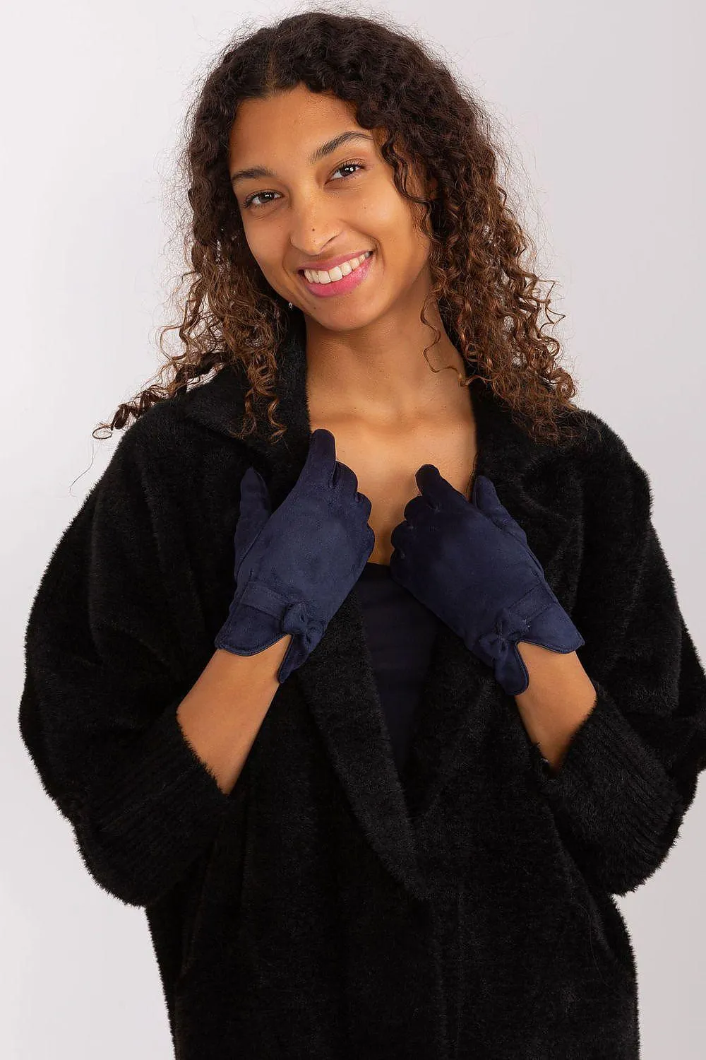 Chic Bow-Embellished Touchscreen Gloves for Modern Elegance