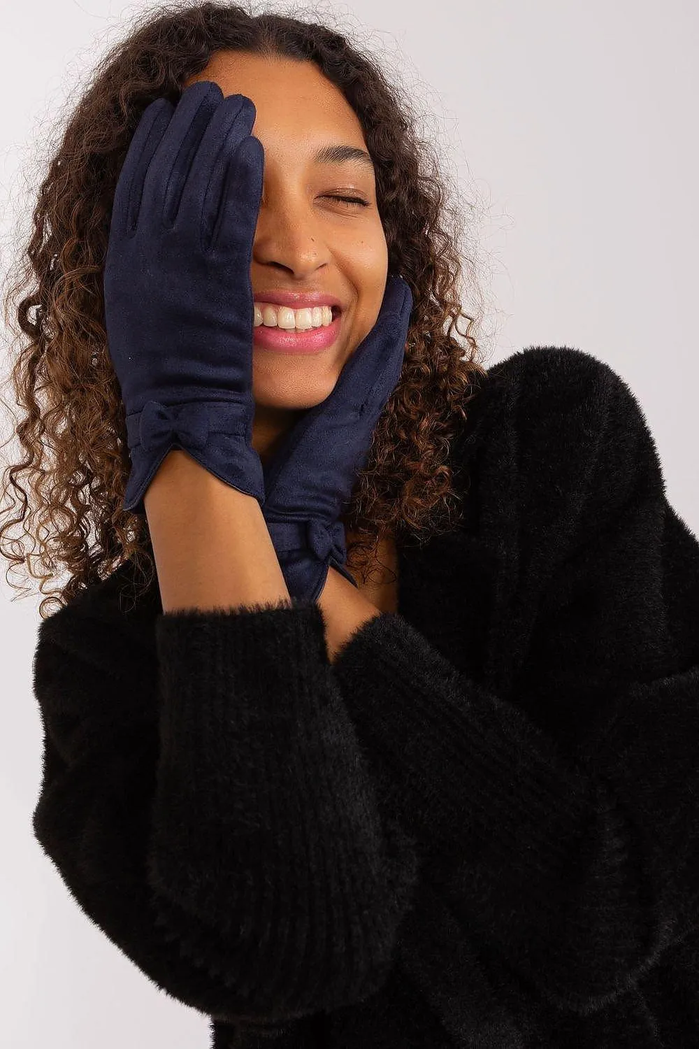 Chic Bow-Embellished Touchscreen Gloves for Modern Elegance